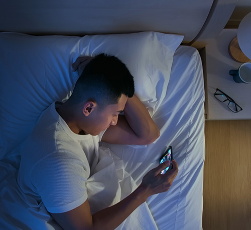 睡前滑手機？側躺滑最危險，恐短暫失明